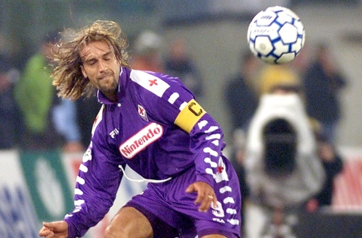 Pemain Fiorentina Gabriel Batistuta menanduk bola [AFP]