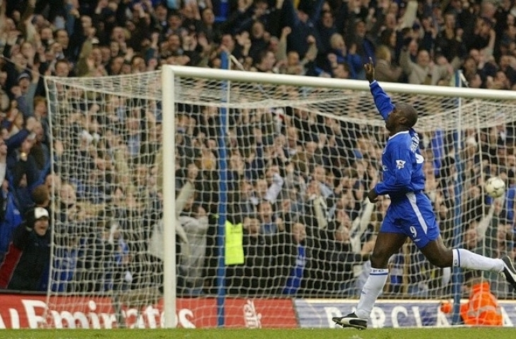 Pemain Chelsea Jimmy Hasselbaink merayakan golnya ke gawang Wolverhampton. JIM WATSON / AFP