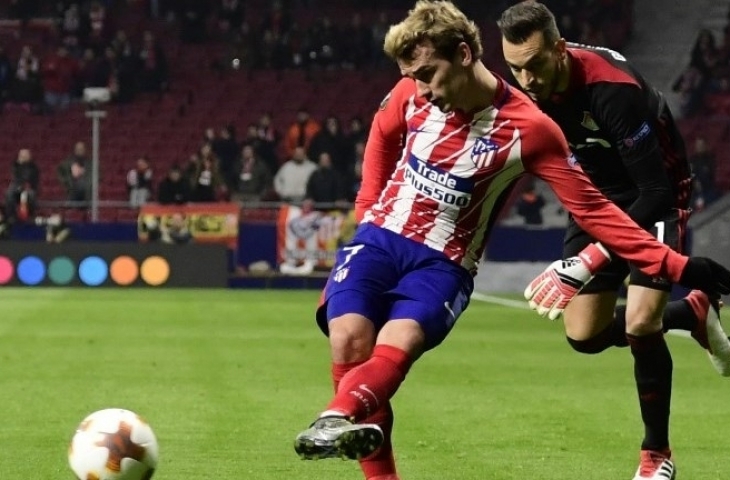 Gelandang Atletico Madrid Antoine Griezmann (kiri) mencoba melepaskan tendangan ke gawang Lokomotif Moskow. JAVIER SORIANO / AFP