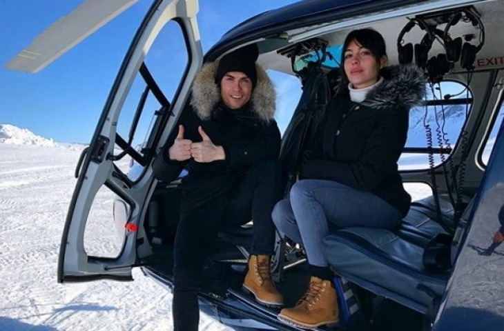 Cristiano Ronaldo dan Georgina Rodriguez tampak tengah berpose di sebuah helikopter. [Instagram@georginagio]