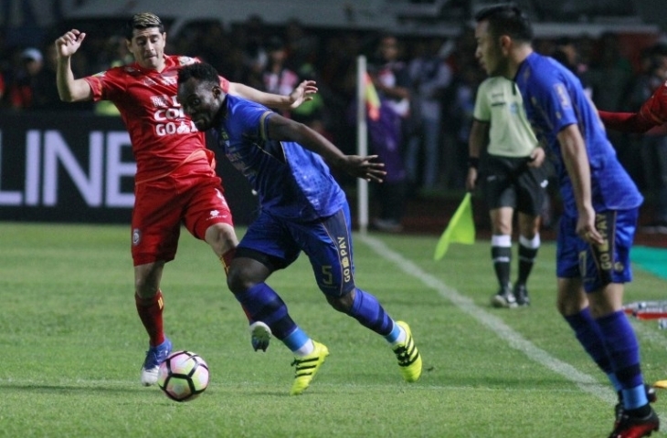 Gelandang Persib Bandung Michael Essien (tengah) berebut bola pemain Arema, Esteban Vizcara. [AFP/Timur Matahari]