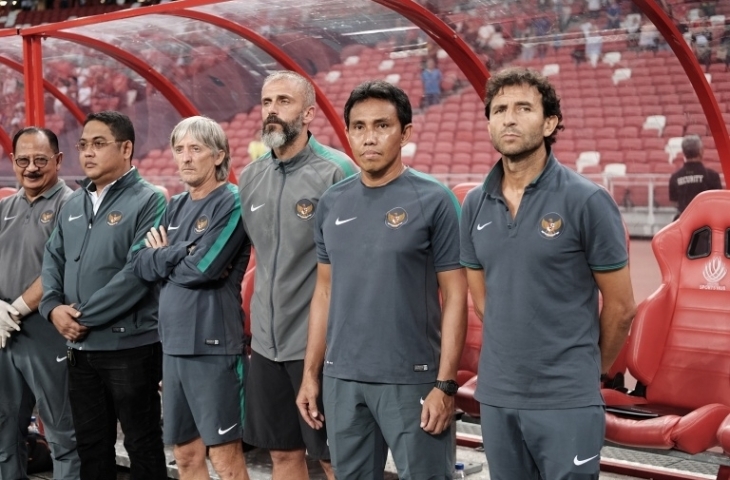 Mantan pelatih Timnas U-19 Indonesia, Bima Sakti (dua dari kanan).