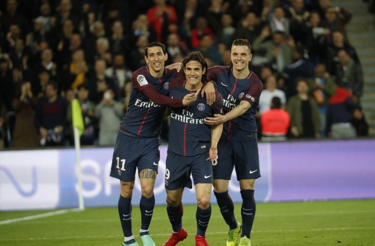 Angel De Maria (kiri) dan Edison Cavani (tengah). (sumber: twitter/@psg_inside).