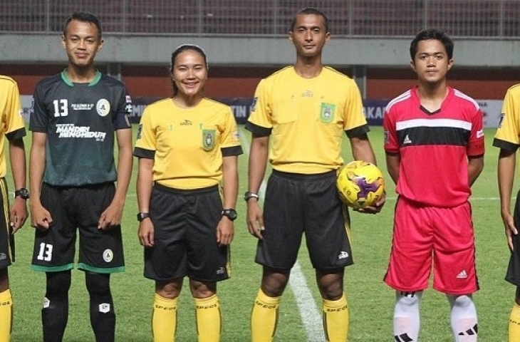 Deliana Fatmawati saat memeimpin putaran final Piala Soeratin U-17. (Sumber: Instagram/@juniorkaban20).