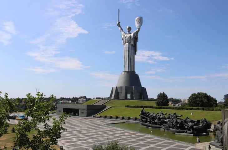 The Mother Monument (Sumber: An Exploring South African).