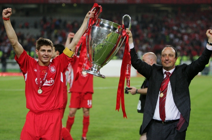 Steven Gerrard dan Rafael Benitez saat menjuarai Liga Champions musim 2004/2005. (Twitter)