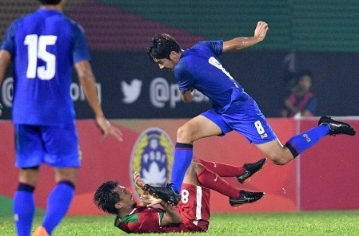 Pemain Timnas Indonesia U-23 Muhammad Hargianto (bawah) terjatuh saat berebut bola dengan pemain Timnas Thailand U-23 Ratchanat Arunyapairot (kanan) dalam pertandingan uji coba di Stadion PTIK, Jakarta, Kamis (31/5) malam. Indonesia kalah 1-2 atas Thailand. ANTARA