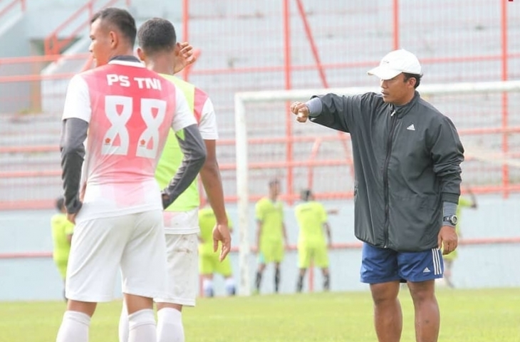 Pelatih Sementara PS Tira, Miftahudin Mukson saat melatih skuat PS Tira di Stadion Sultan Agung, Bantul.