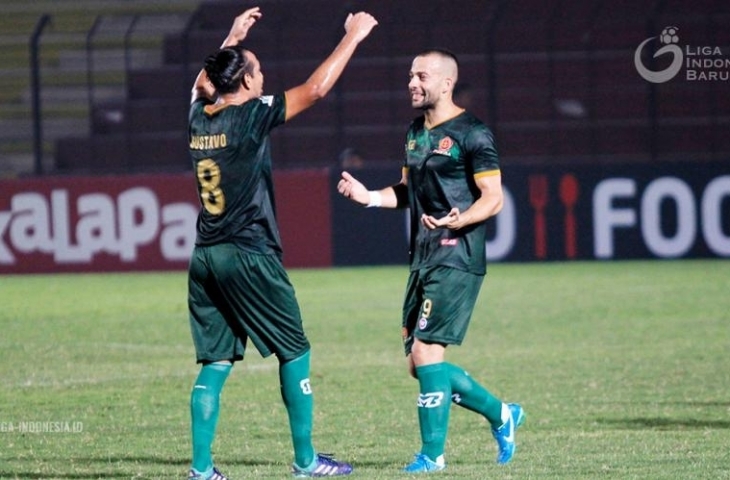 Pemain PS Tira, Aleksandar Rakic dan Gustavo Lopez merayakan gol ke gawang Barito Putera di Stadion Sultan Agung, Bantul, Senin (4/6/2018).