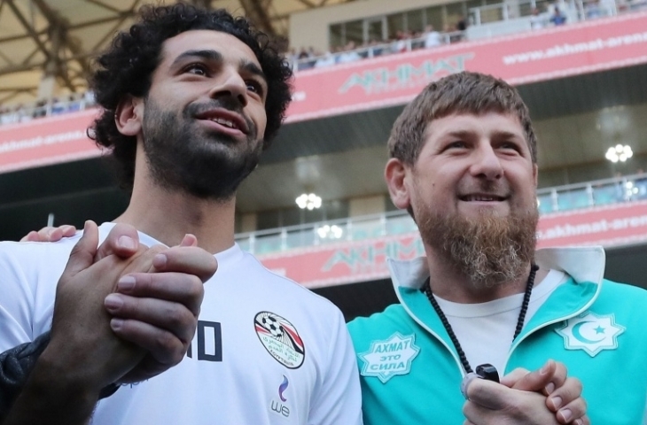 Mohamed Salah dan Ramzan Kadyrov (sumber: Sport UK)