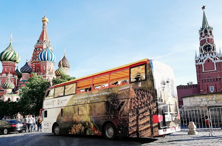 Bus wisata ‘Wonderful Indonesia’ di Lapangan Merah, Moskow, Rusia.(Sumber: KBRI Moskow)