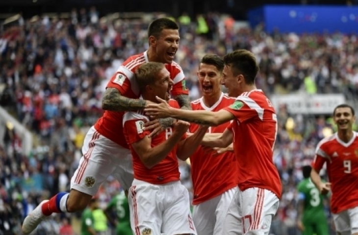 Pemain Rusia Yuri Gazinskiy menjebol gawang Arab Saudi di laga pembuka Piala Dunia 2018 yang berlangsung di Stadion Luzhniki, Moskow, Kamis (14/6/2018) [AFP]