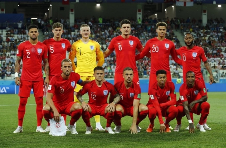 Pose skuad Timnas Inggris ketika menghadapi Timnas Tunisia