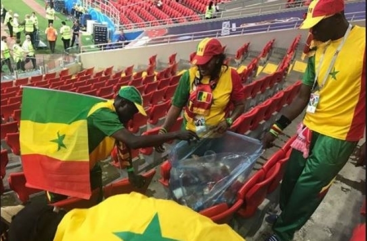 Suporter Senegal membersihkan sampah stadion. (Sumber: Nairaland).