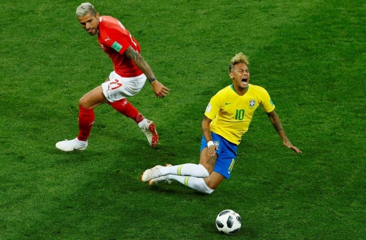 Neymar dijaga Valon Behrami/The Sun