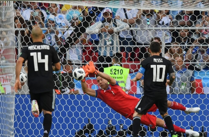 Kiper Islandia, Hannes Halldorsson, menepis penalti bintang Argentina, Lionel Messi.