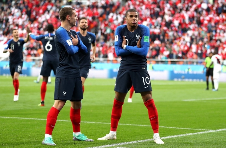 Kylian Mbappe melakukan selebrasi usai cetak gol ke gawang Peru (Sumber: Twiter)