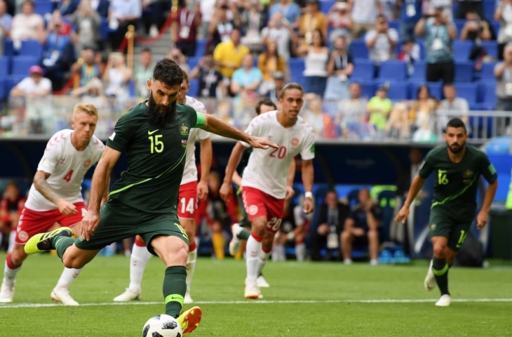 Mile Jedinak berhasil mengeksekusi penalti membuat laga antara Denmark vs Australia berakhir imbang 1-1