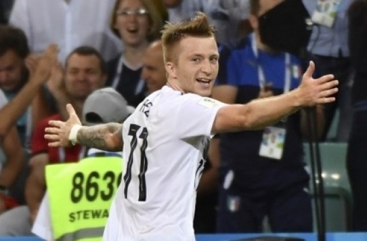 Pemain depan Jerman Marco Reus merayakan golnya ke gawang Swedia.