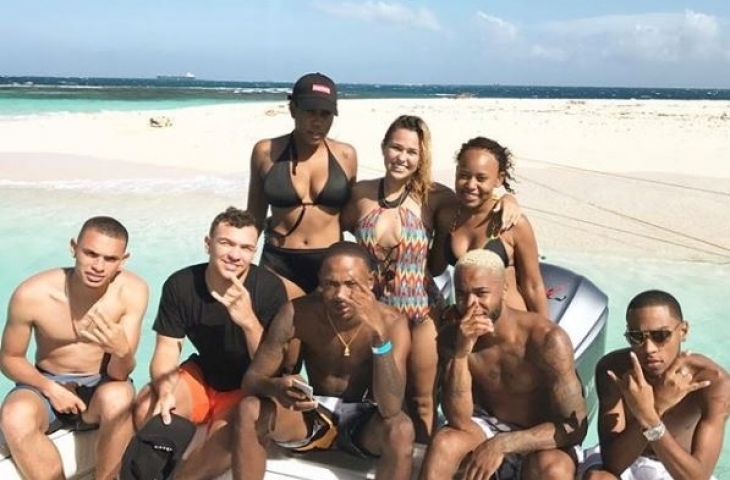 Foto Raheem Sterling Bersama Keluarga dan Sahabatnya.