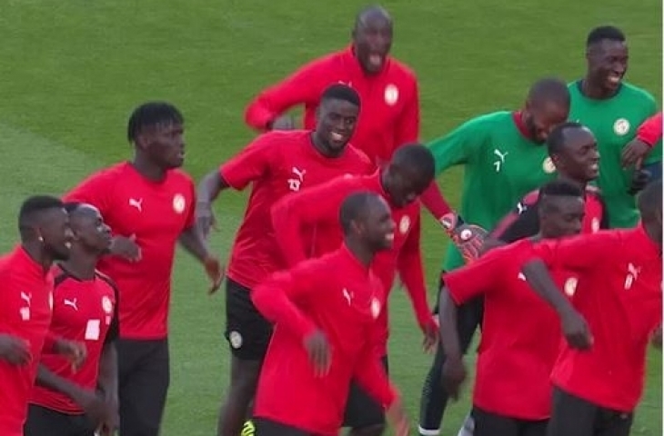 Penggawa Senegal Manari dan Bernyanyi Saat Latihan/Twitter