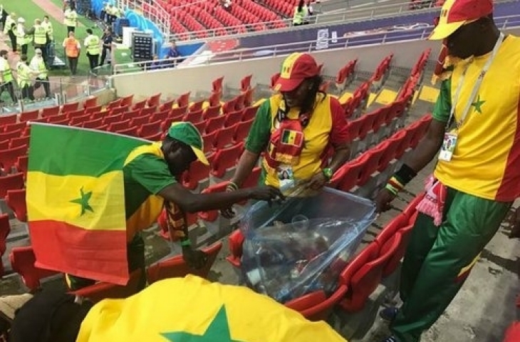 Aksi bersih-bersih fans Senegal.