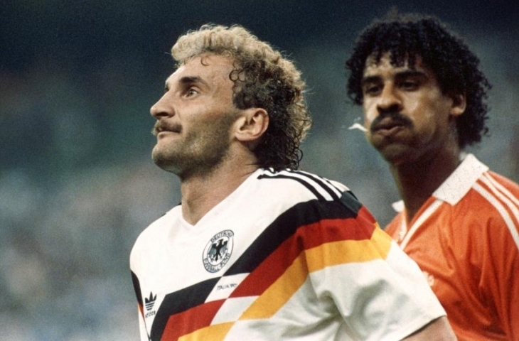 Ludahan Frank Rijkaard kepala Rudi Voller semakin panaskan hawa persaingan Jerman Barat dan Belanda pada Piala Dunia 1990.