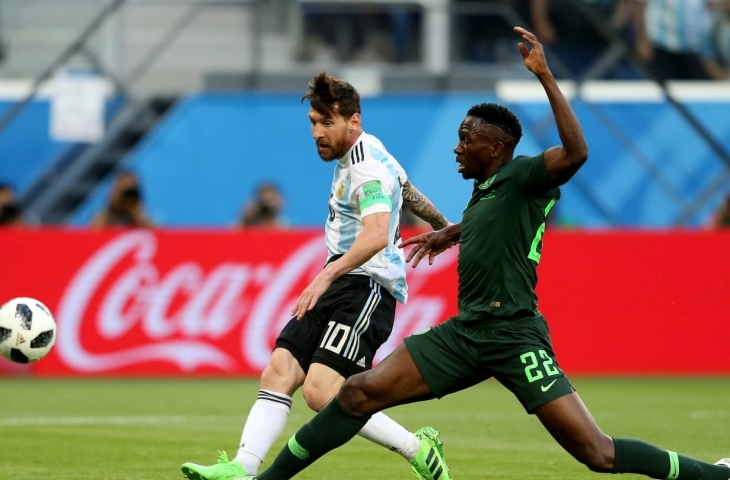 Aksi Lionel Messi kala cetak gol ke gawang Nigeria