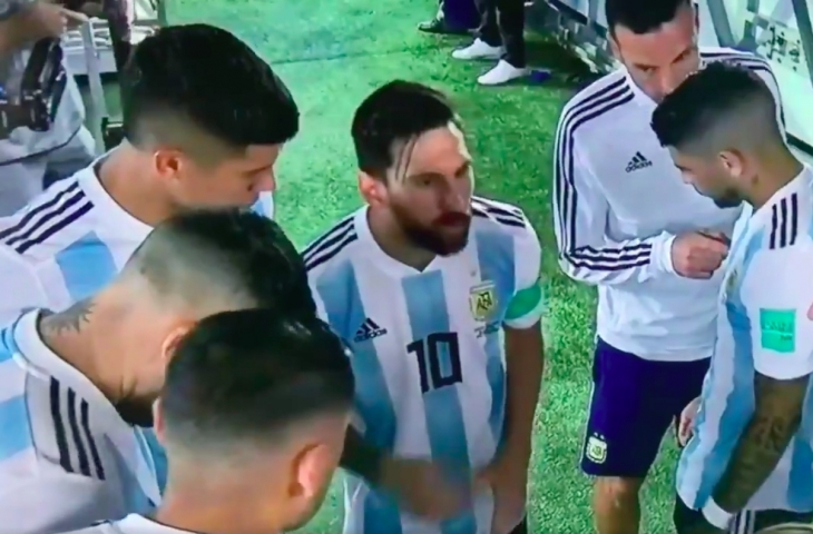 Lionel Messi memberikan semangat untuk memotivasi rekan setimnya/Sportbible