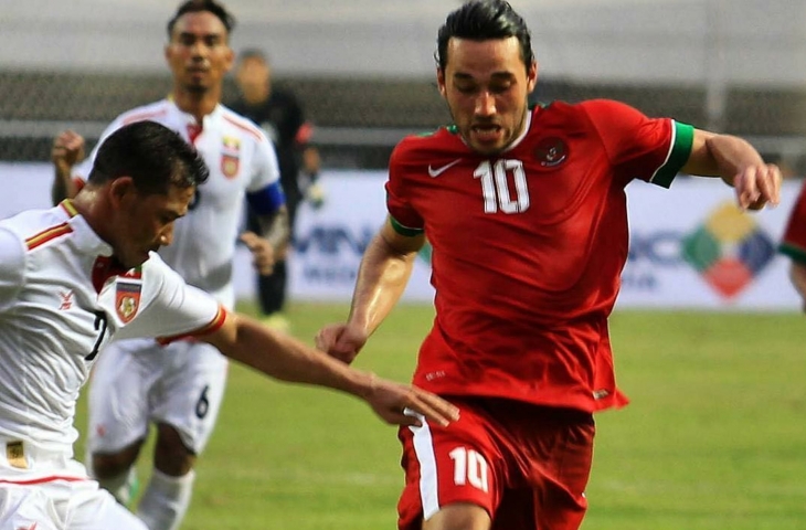 Pemain Timnas Indonesia U-23, Ezra Walian berhadapan dengan pemain Myanmar