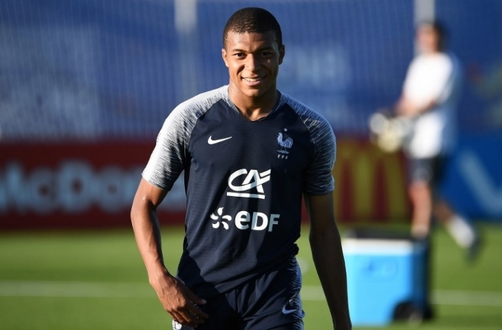 Kylian Mbappe saat sesi latihan di  Istra, Moskow Barat, Rabu (27/6). [AFP/Franck Fife]