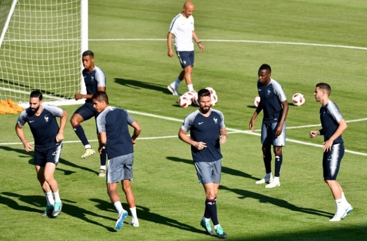 Para penggawa Prancis sedang menggelar latihan di Tsentralny Stadium, Kazan, Rusia, Jumat (29/6), dalam persiapan menghadapi Argentina di 16 Besar Piala Dunia 2018, Sabtu (30/6). [AFP/Saeed Khan]