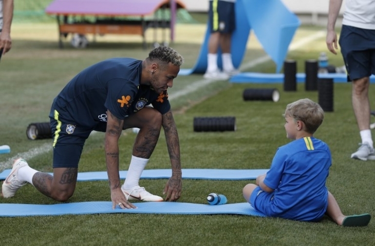 Kebersamaan Neymar dan Davi Lucca di sesi latihan Brasil/Adrian Dennis/AFP 