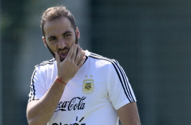 Gonzalo Higuain menjalani latihan di pusat latihan timnas Argentina di Bronnitsy (29/6) guna menyambut laga babak 16 besar melawan Prancis Sabtu (30/6). [AFP/Juan Mabromata]