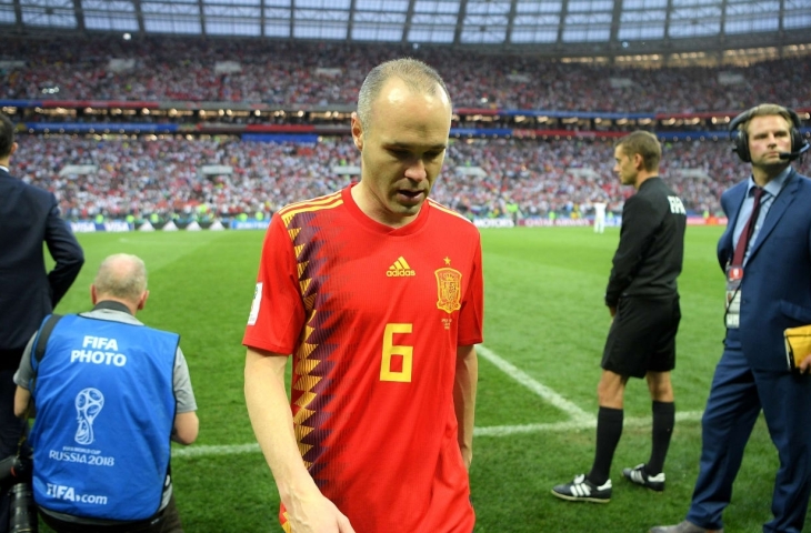 Andres Iniesta meninggalkan lapangan usai kalah dari tim tuan rumah Rusia. 