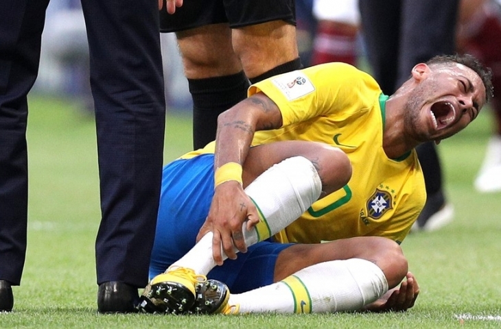 Neymar saat mengerang kesakitan. (Sumber: Dok. mashable.com)