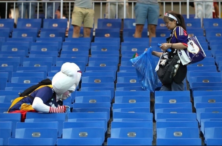 Aksi pendukung jepang memungut sampah di tribun stadion usai Jepang kalah atas Belgia/Twitter