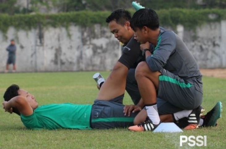 Syahrian Abimanyu mendapat perawatan ringan. (PSSI)