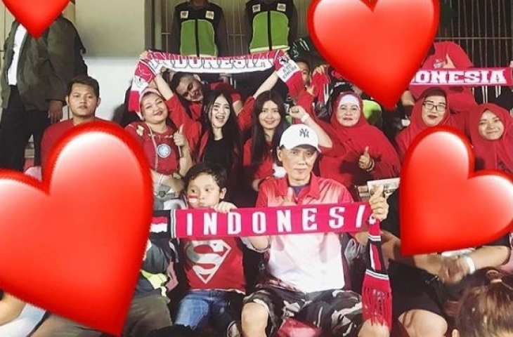 Keseruan Via Vallen saat menyaksikan laga Timnas U-19 Indonesia kontra Singapura di Stadion Gelora Delta Sidoarjo. (Sumber: Instagram/Via Vallen)