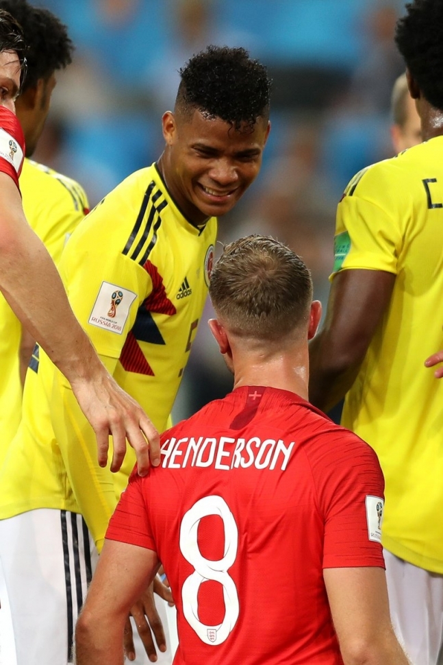 Wilmar Barriors tersenyum nakal usai menyundul Henderson/Twitter