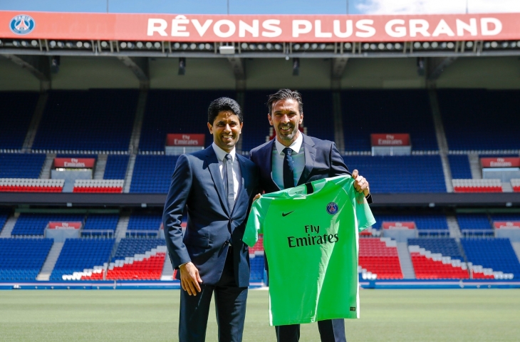 Presiden klub PSG, Nasser Al-Khelaïfi dengan legenda Gianluigi Buffon. (Sumber: Twitter/Paris Saint-Germain)