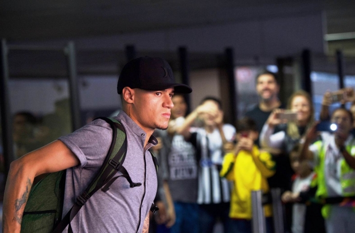 Philippe Coutinho saat tiba bersama rombongan timnas Brasil dan disambut sejumlah warga di Bandara Internasional Galeao, Rio de Janeiro, Minggu (8/7/2018). [Mauro PIMENTEL / AFP]