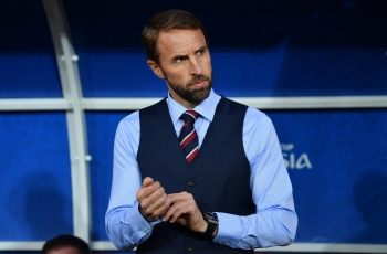 Sweater Unik Gareth Southgate Edisi Natal untuk Dana Kemanusiaan