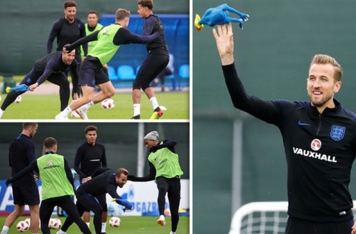 Timnas Inggris pakai mainan ayam di sesi latihan terakhirnya jelang hadapi Kroasia di partai semifinal Piala Dunia 2018, Kamis (12/7/2018) dini hari ini. (Dok. Express.co.uk)