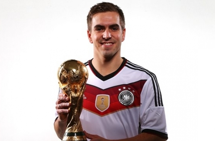 Philipp Lahm bersama Trofi Piala Dunia (Sumber: FIFA)