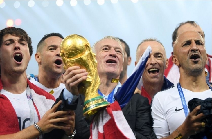 Pelatih Prancis, Didier Deschamps memegang trofi Piala Dunia 2018/Twitter