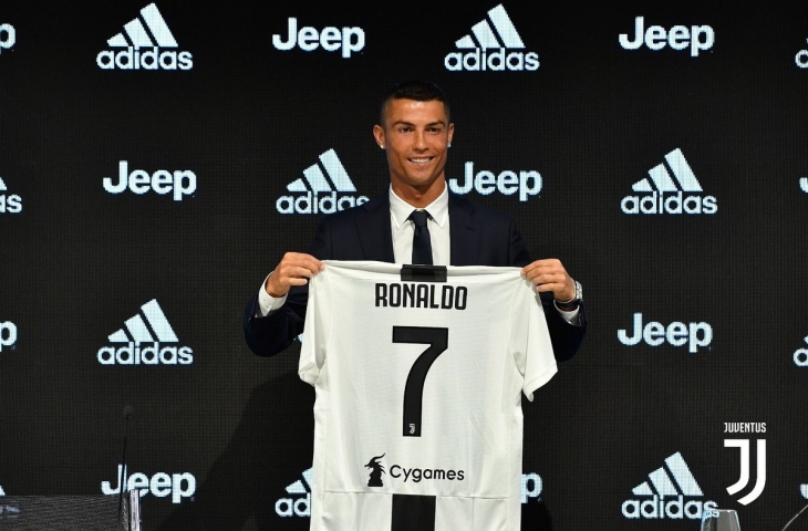 Cristiano Ronaldo dengan Jersey barunya di Juventus (Sumber: Juventus)