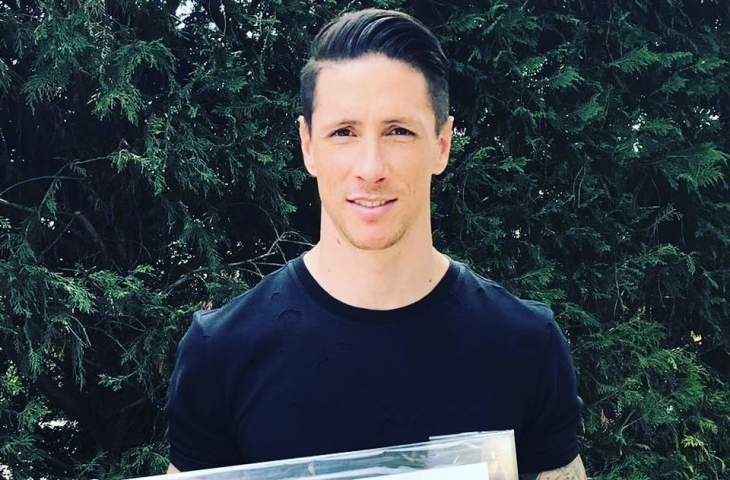 Fernando Torres menerima hadiah dari manga Kapten Tsubasa, Yoichi Takahashi (@fernandotorres/Instagram)