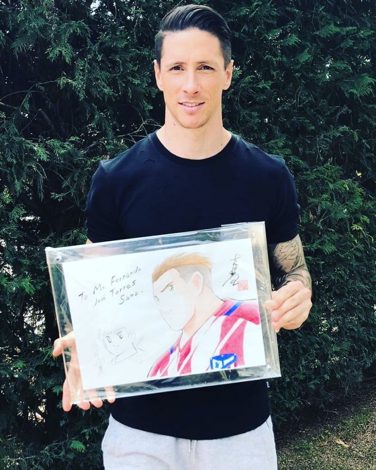 Fernando Torres menerima hadiah dari manga Kapten Tsubasa, Yoichi Takahashi (@fernandotorres/Instagram)