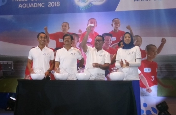 Pengundian Babak Putaran Final Danone Cup bersama dengan Pelatih Timnas U-19 Indra Sjafri (kedua kiri) dan Kapten Timnas U-19 Nurhidayat (kiri). (Suara.com/Adie Prasetyo)